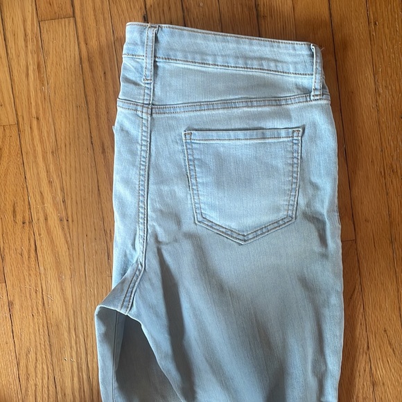 Old navy light washed jeans, mid rised, sized 10 - Picture 3 of 3